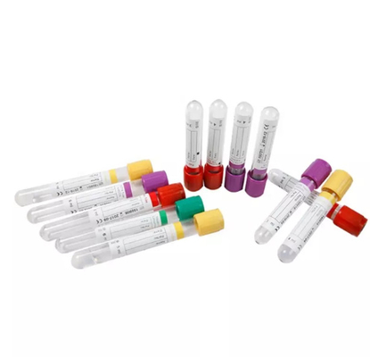 Les aperçus gratuits nettoient à l'aspirateur des tubes de collection de sang avec un activateur de caillot de coagulant