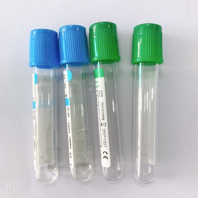 La prise de sang d'utilisation de laboratoire médical met la couleur en bouteille vert-bleu pour la collection de sang